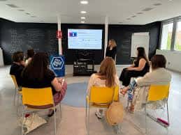 Sesión de presentación en el Espai BETA con pantalla y público sentado