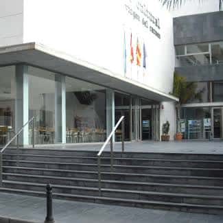 Vista exterior de la entrada principal de la sede universitaria con escaleras y fachada moderna