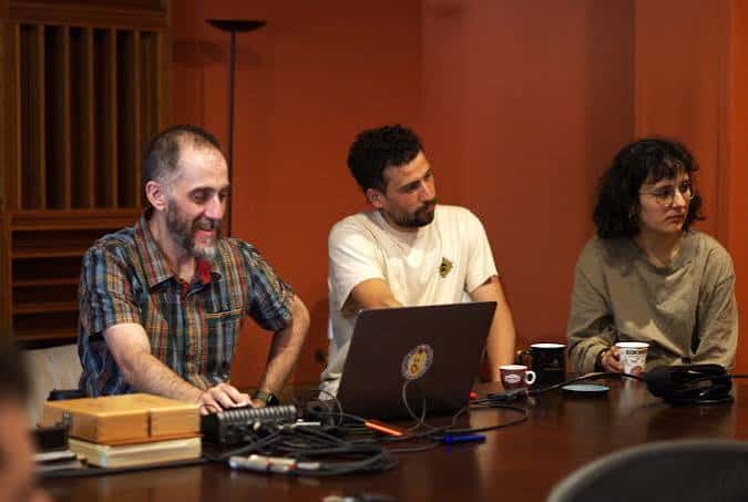 Sesión de trabajo en el estudio con profesionales alrededor de una mesa