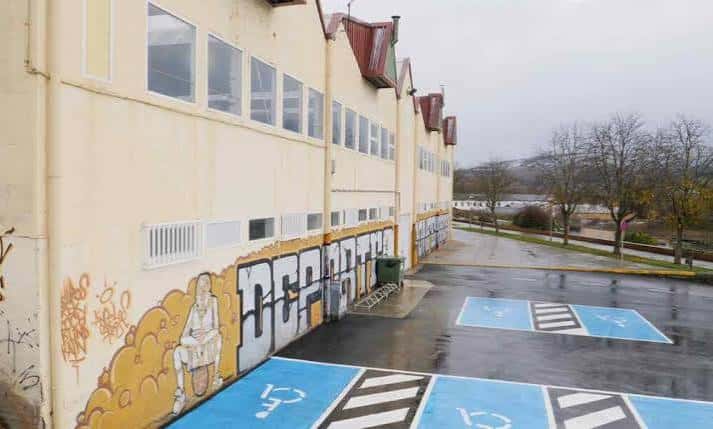 Vista exterior del Pabellón Municipal Antonio Vecino con murales deportivos y zona de aparcamiento