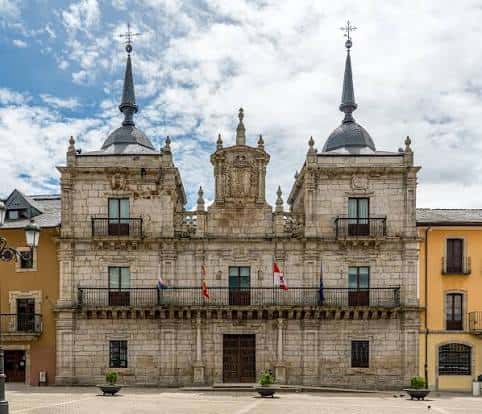 Fachada principal del edificio histórico en Ponferrada, posiblemente sede municipal o cultural