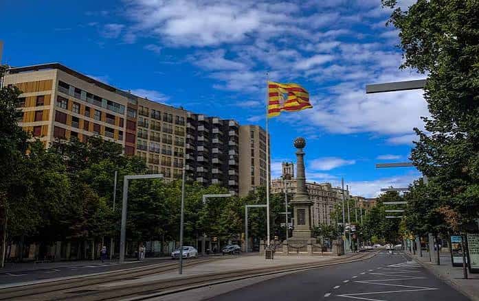 Vista panorámica de la Plaza de Aragón con la bandera de Aragón ondeando bajo un cielo azul