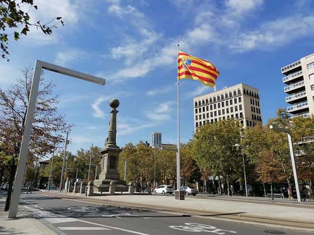 Plaza de Aragón con el monumento central y la bandera aragonesa en primer plano