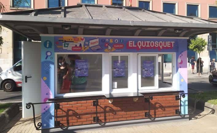 Fachada del quiosco El Quiosquet con decoración colorida y ventanas de cristal