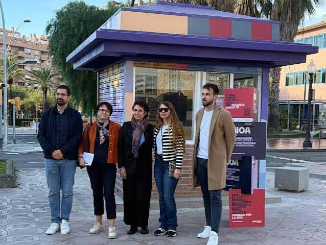 Grupo de personas posando frente al quiosco El Quiosquet en la Rambla Lluís Companys