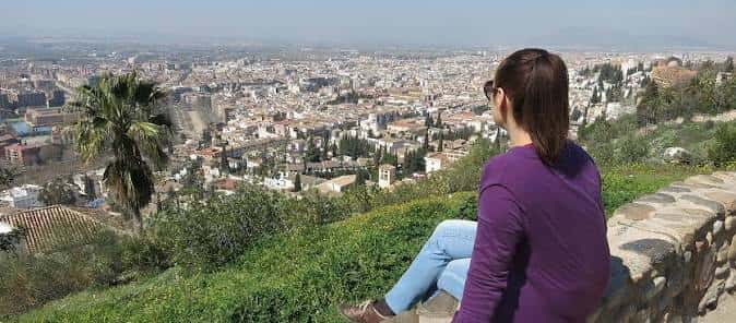 Mirador del Barranco del Abogado con vista a Granada y persona contemplando el paisaje