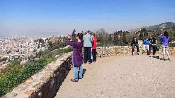 Grupo de turistas disfrutando de las vistas desde el mirador del Barranco del Abogado