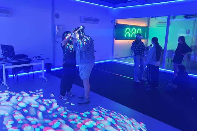 Exposición interactiva con luces de neón y proyecciones en El Túnel