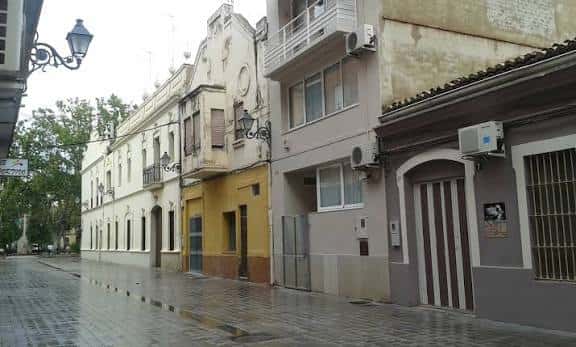 Fachada histórica en Carrer de la Mare de Déu de Campanar con balcones y detalles arquitectónicos