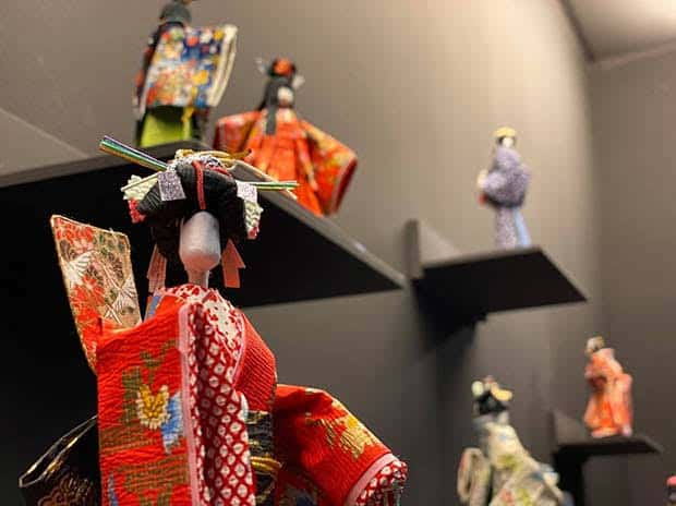 Exposición de figuras de origami con temática japonesa en estanterías
