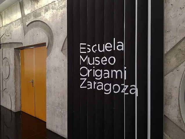 Señalética de la Escuela Museo Origami Zaragoza en el interior del edificio