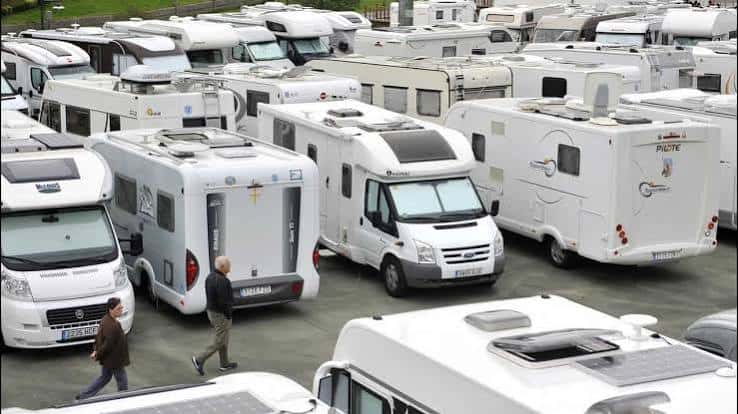 Estacionamiento exterior con múltiples autocaravanas y caravanas