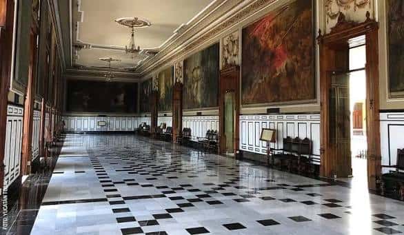 Salón principal del Palacio de Gobierno con piso de mosaico y murales decorativos