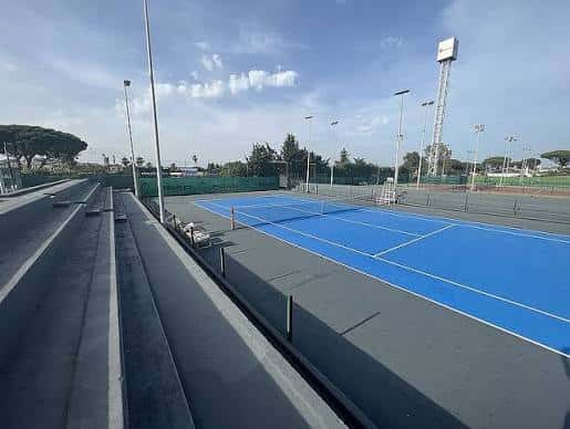 Pista de tenis azul desde las gradas laterales