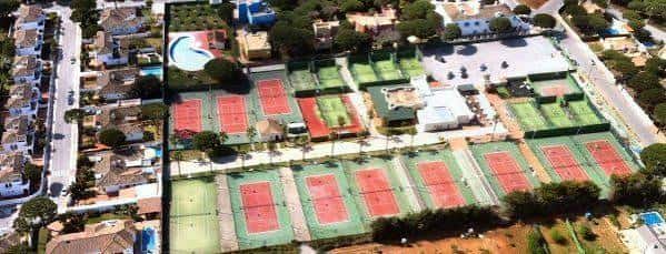 Vista aérea del Club La Barrosa con múltiples pistas