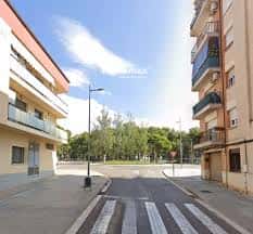 Calle tranquila con edificios residenciales y paso de peatones