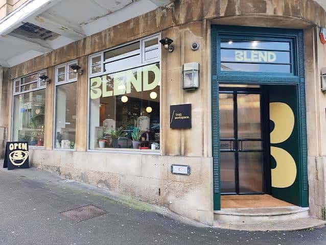 Fachada completa del establecimiento Blend en la esquina de la calle