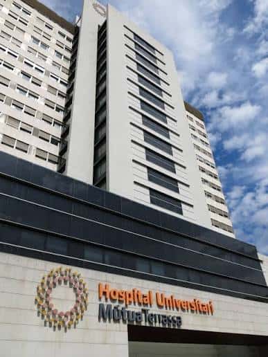 Vista frontal del Hospital Universitari Mútua Terrassa mostrando la fachada principal y el edificio alto