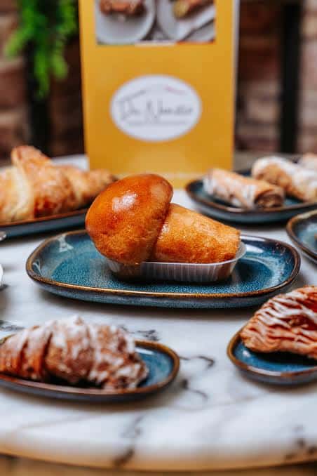 Plato de pasteles italianos tradicionales en el mostrador de Da Nunzio