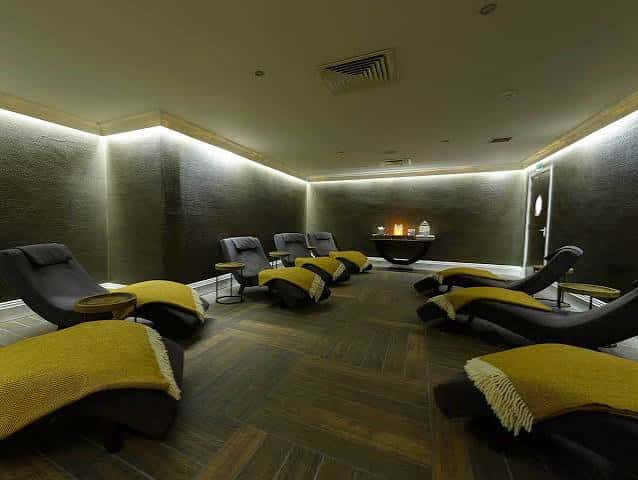 Sala de relax del spa con tumbonas y ambiente tranquilo