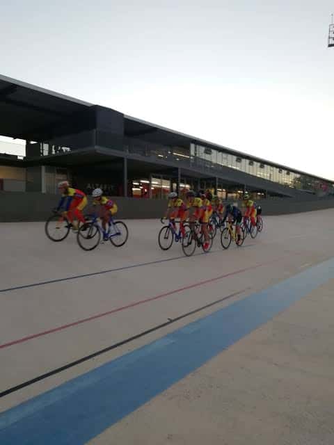 Ciclistas en acción durante una carrera en el velódromo Manuel Guijarro