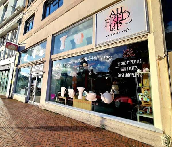 Fachada exterior de All Fired Up Ceramics Café en Bournemouth con escaparate decorado