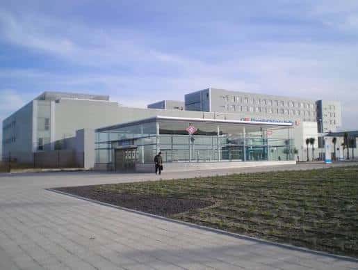 Vista exterior de la entrada principal del Hospital Infanta Sofía con fachada moderna y acceso peatonal