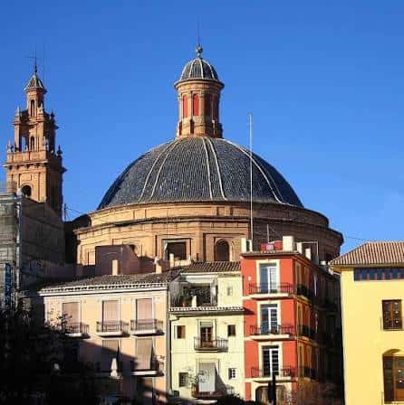 Vista exterior de la Iglesia de las Escuelas Pías con su cúpula y torre