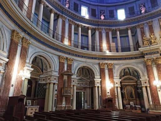 Interior del templo con columnas, arcos y detalles ornamentales