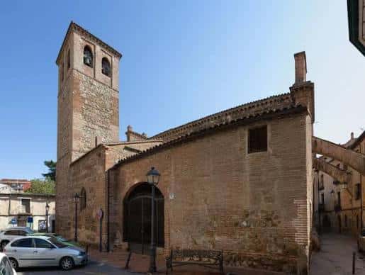 Vista exterior de la Iglesia de Santiago Apóstol en Talavera de la Reina con su torre campanario