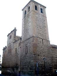 Fachada lateral de la iglesia mostrando detalles arquitectónicos y la torre principal