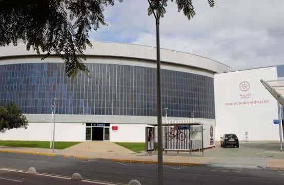 Vista exterior del Aulario José Isidoro Morales con fachada curva y cristalera