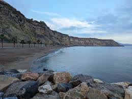 Vista panorámica de la Playa de Horcas Coloradas con acantilados y mar en calma