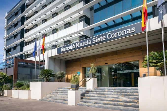 Fachada principal del Hotel Barceló Murcia Siete Coronas con entrada y escalinata