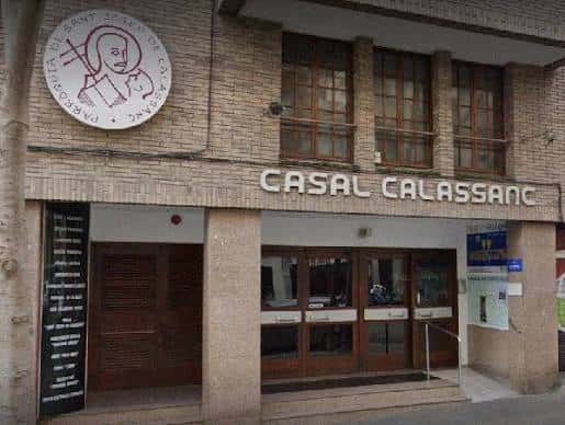 Detalle de la fachada exterior con el logotipo institucional