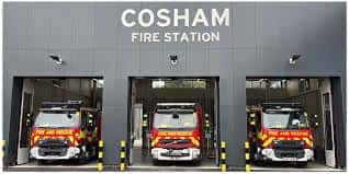 Fachada moderna del Cosham Fire Station con tres camiones de bomberos en las puertas