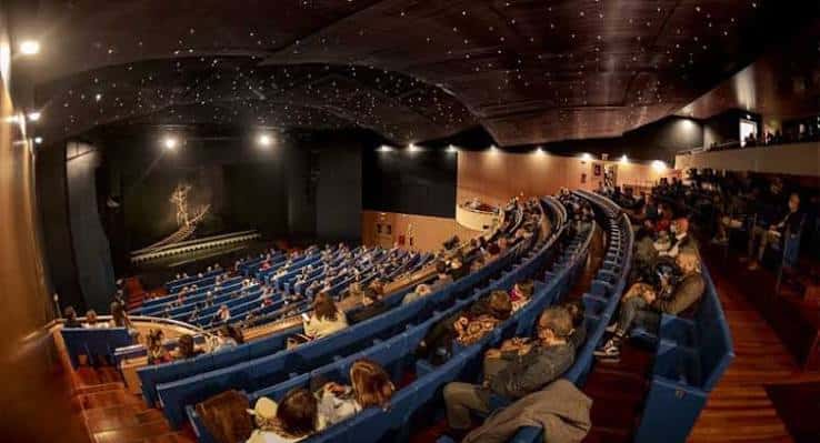 Auditorio lleno durante una función con vista panorámica