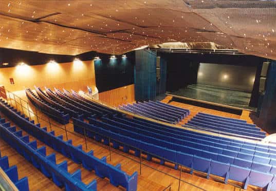 Escenario vacío con gradas curvas y techo decorativo