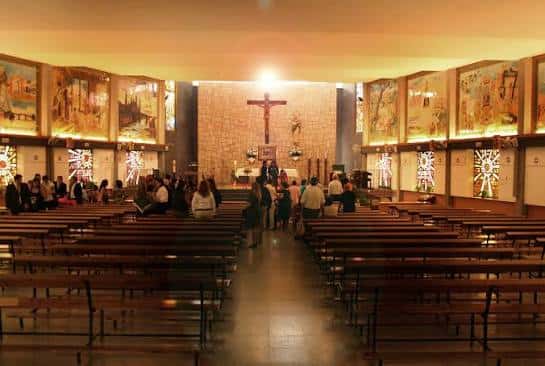 Interior de la iglesia durante una ceremonia con congregación