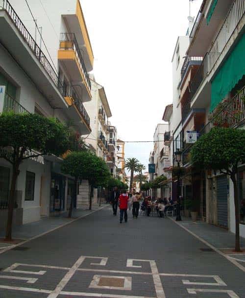 Vista de la calle Marqués del Duero con edificios residenciales y árboles
