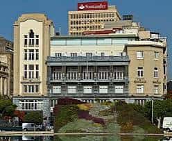 Fachada principal del Casino de Tenerife con jardín floral en primer plano