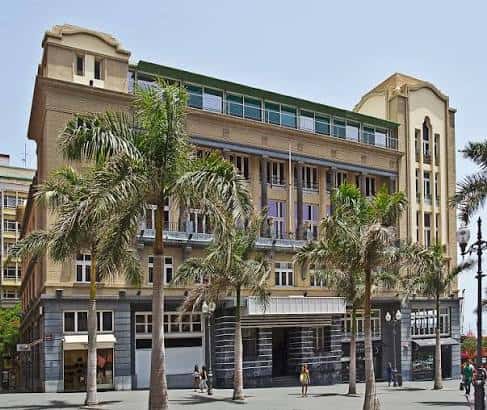 Vista exterior del Casino de Tenerife con palmeras y arquitectura clásica