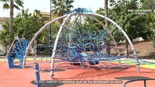 Área de juegos infantiles en el Parque La Estrella con estructuras metálicas y suelo de caucho