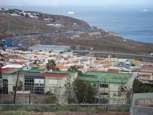 Vista panorámica del Parque La Estrella desde una colina, mostrando la ciudad y el mar al fondo