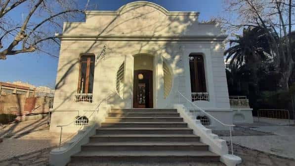 Vista frontal del Mas Totosaus con escalinata y fachada blanca