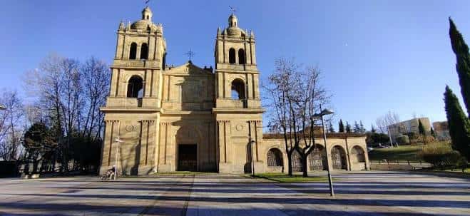 Vista panorámica de la fachada principal de la Iglesia Nueva del Arrabal con sus dos torres bajo un cielo despejado
