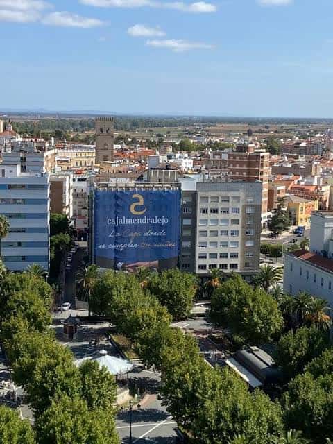 Vista panorámica de la ciudad con el edificio de Cajalmendralejo destacado