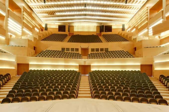 Vista general del auditorio principal con gradas y escenario iluminado