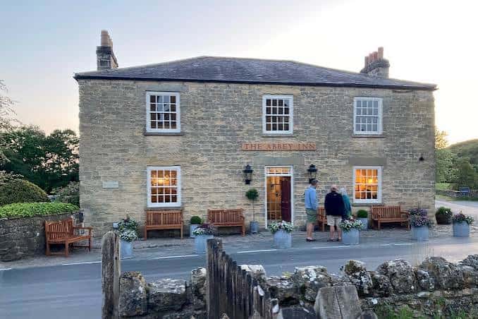 Fachada exterior de The Abbey Inn en York con detalles de piedra y ambiente acogedor