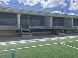 Fachada de las gradas y vestuarios del complejo deportivo Alba Redondo